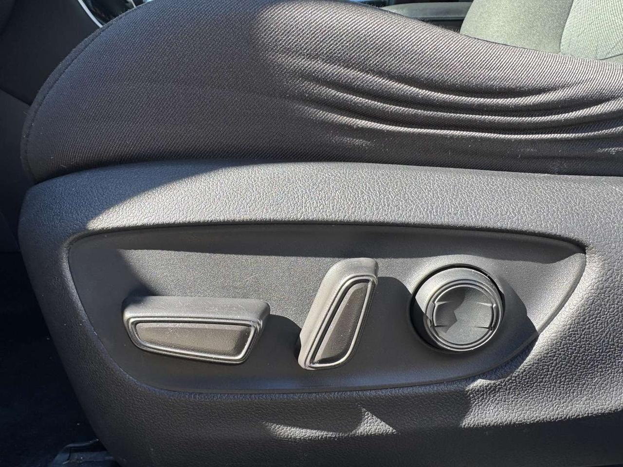 2020 Toyota RAV4 XLE Pearl White Sunroof   Push Start   Htd Steering Photo