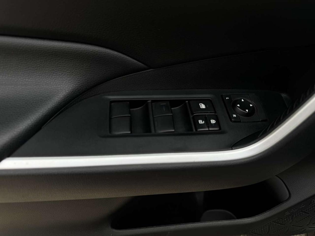 2020 Toyota RAV4 XLE Pearl White Sunroof   Push Start   Htd Steering Photo