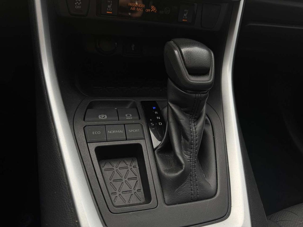 2020 Toyota RAV4 XLE Pearl White Sunroof   Push Start   Htd Steering Photo