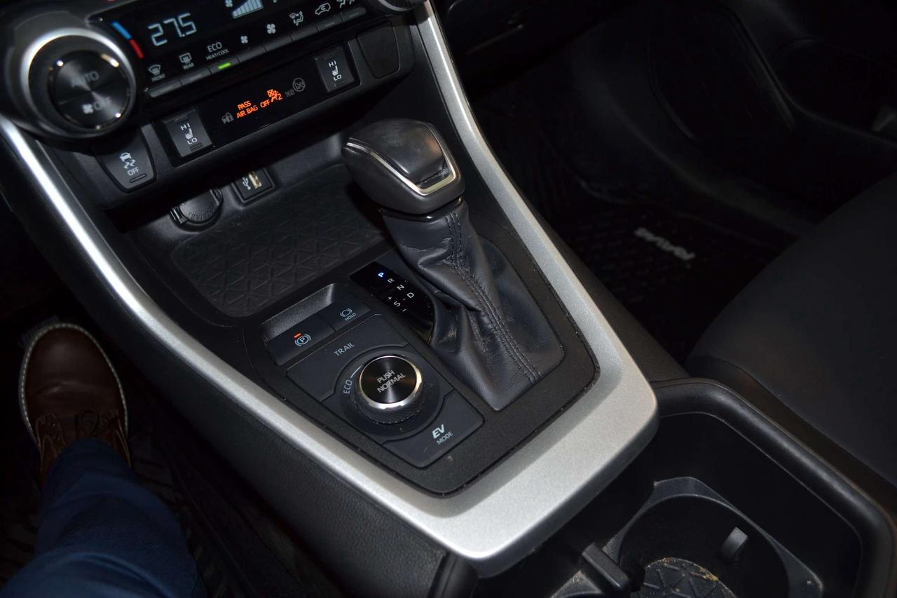 2025 Toyota RAV4 XLE Photo