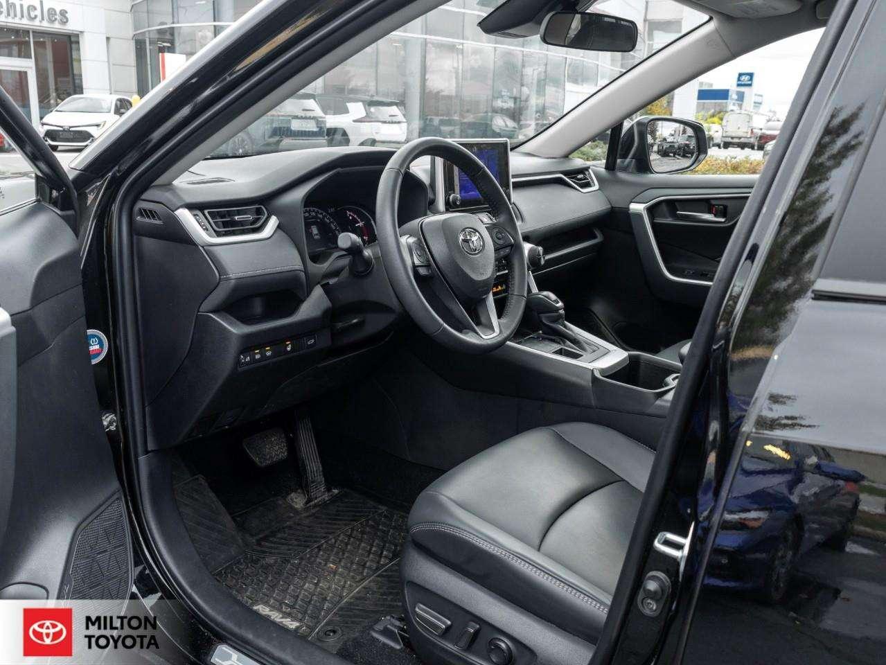 2025 Toyota RAV4 PREMIUM LEATHER SUNROOF REMOTE CONNECT 19 WHEELS ONE OWNER TCUV XLE Photo