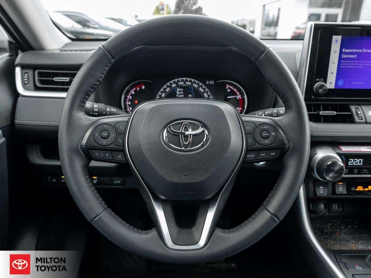 2025 Toyota RAV4 PREMIUM LEATHER SUNROOF REMOTE CONNECT 19 WHEELS ONE OWNER TCUV XLE Photo
