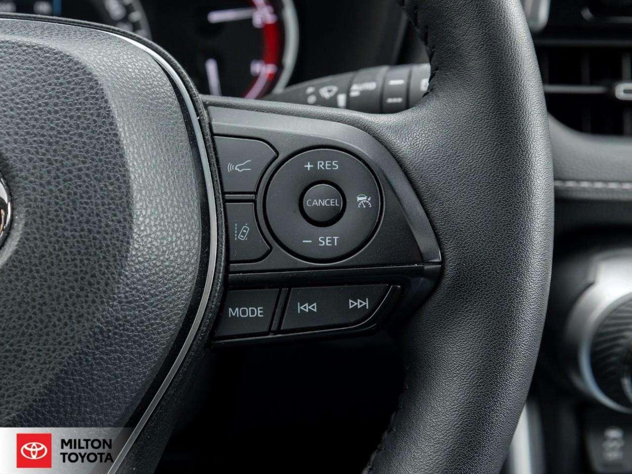 2025 Toyota RAV4 PREMIUM LEATHER SUNROOF REMOTE CONNECT 19 WHEELS ONE OWNER TCUV XLE Photo