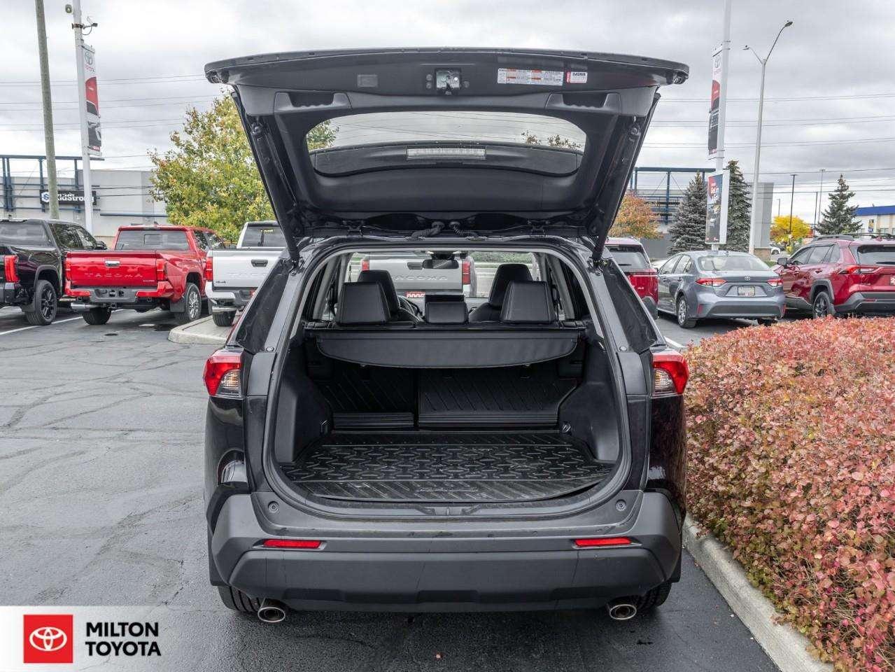 2025 Toyota RAV4 PREMIUM LEATHER SUNROOF REMOTE CONNECT 19 WHEELS ONE OWNER TCUV XLE Photo