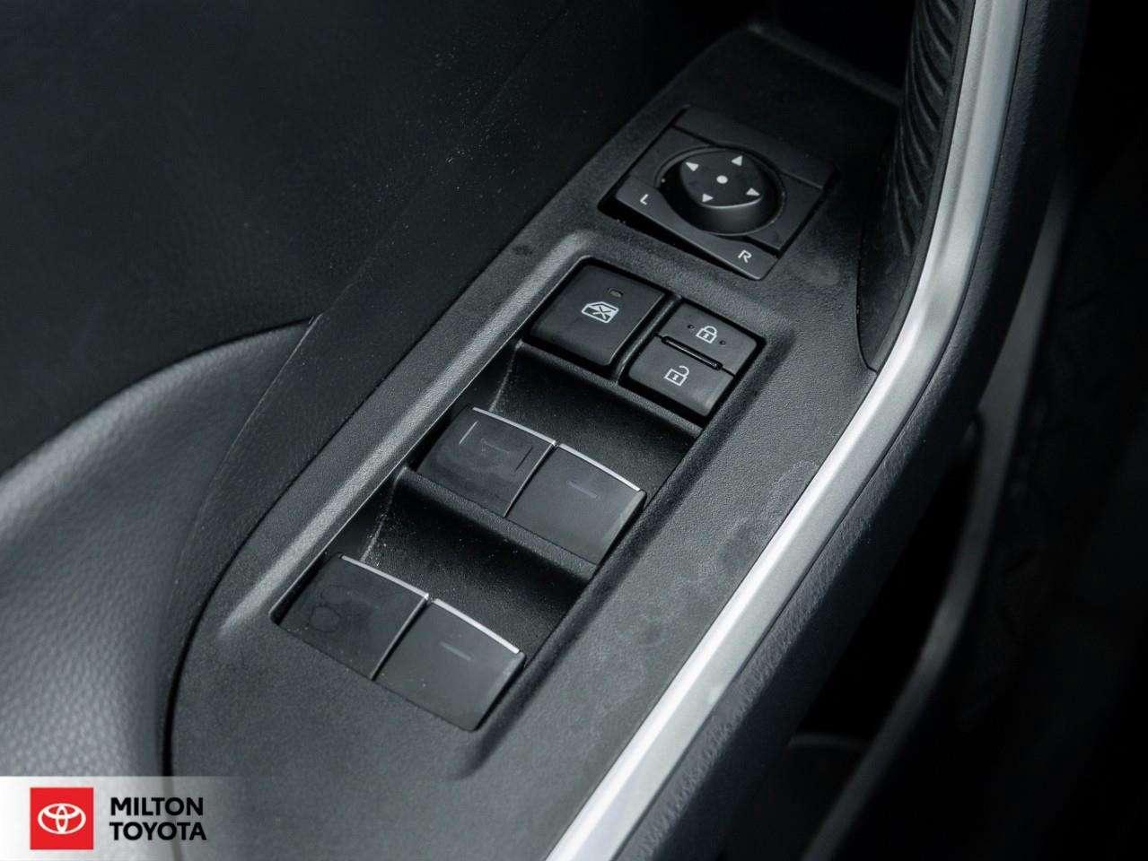 2025 Toyota RAV4 PREMIUM LEATHER SUNROOF REMOTE CONNECT 19 WHEELS ONE OWNER TCUV XLE Photo