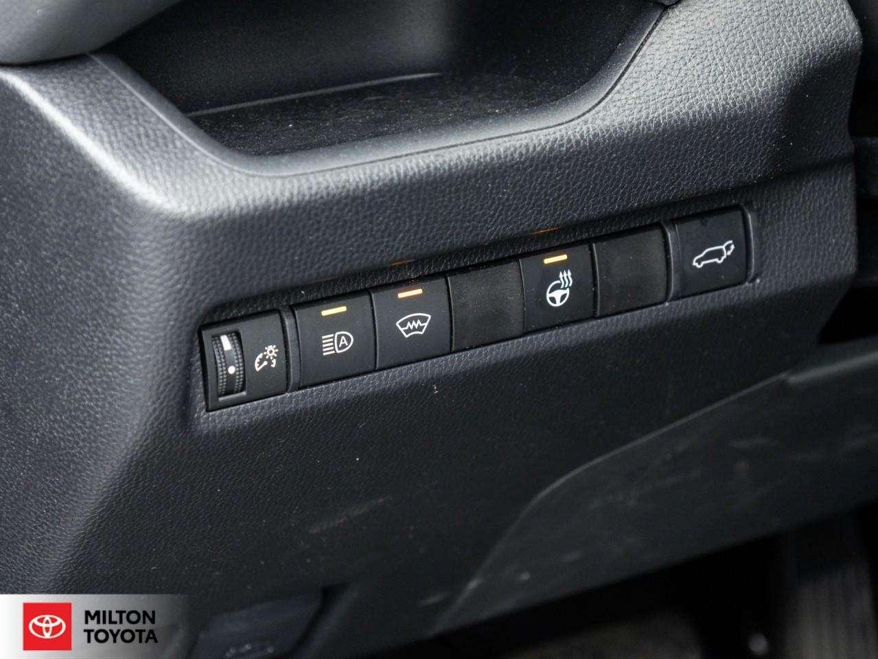 2025 Toyota RAV4 PREMIUM LEATHER SUNROOF REMOTE CONNECT 19 WHEELS ONE OWNER TCUV XLE Photo