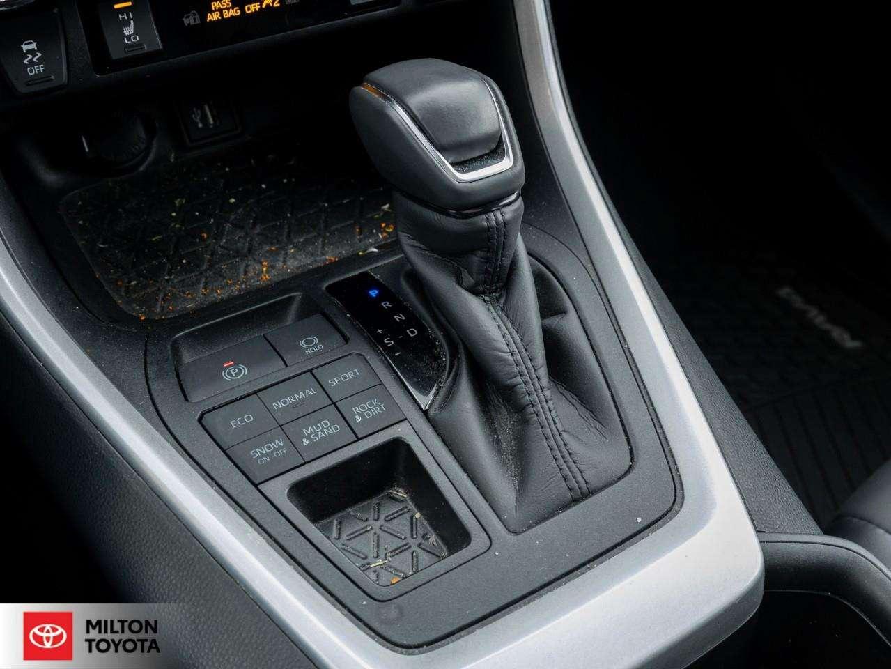 2025 Toyota RAV4 PREMIUM LEATHER SUNROOF REMOTE CONNECT 19 WHEELS ONE OWNER TCUV XLE Photo