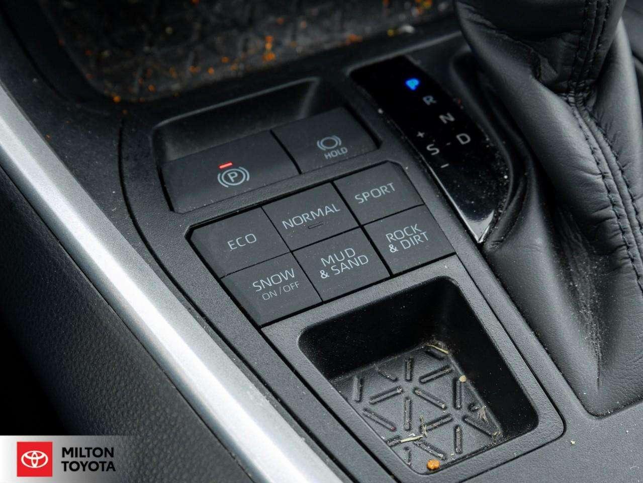 2025 Toyota RAV4 PREMIUM LEATHER SUNROOF REMOTE CONNECT 19 WHEELS ONE OWNER TCUV XLE Photo