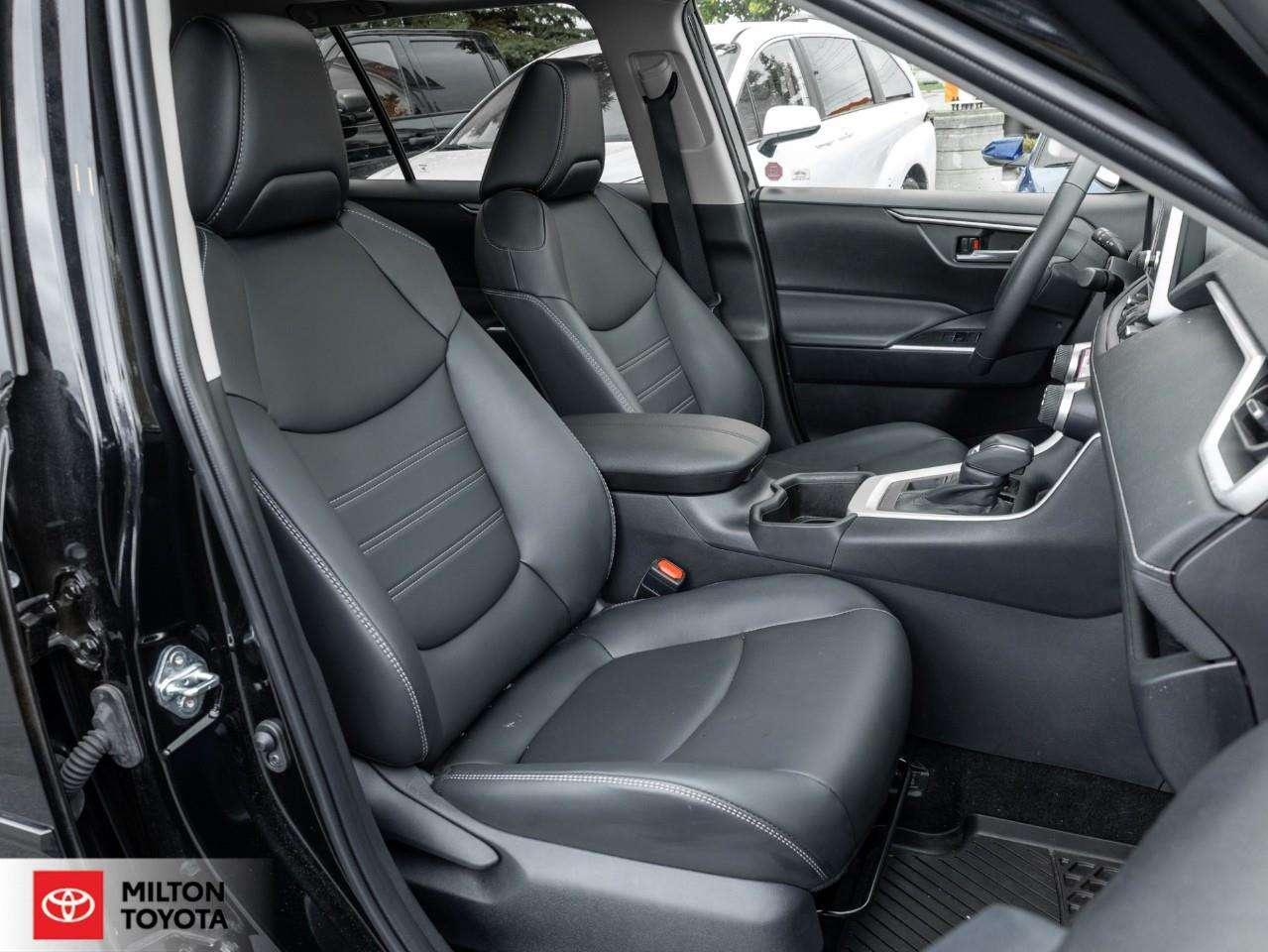 2025 Toyota RAV4 PREMIUM LEATHER SUNROOF REMOTE CONNECT 19 WHEELS ONE OWNER TCUV XLE Photo