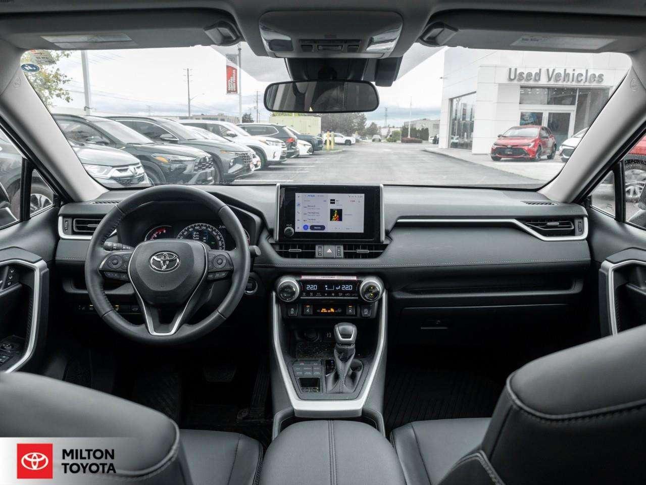 2025 Toyota RAV4 PREMIUM LEATHER SUNROOF REMOTE CONNECT 19 WHEELS ONE OWNER TCUV XLE Photo