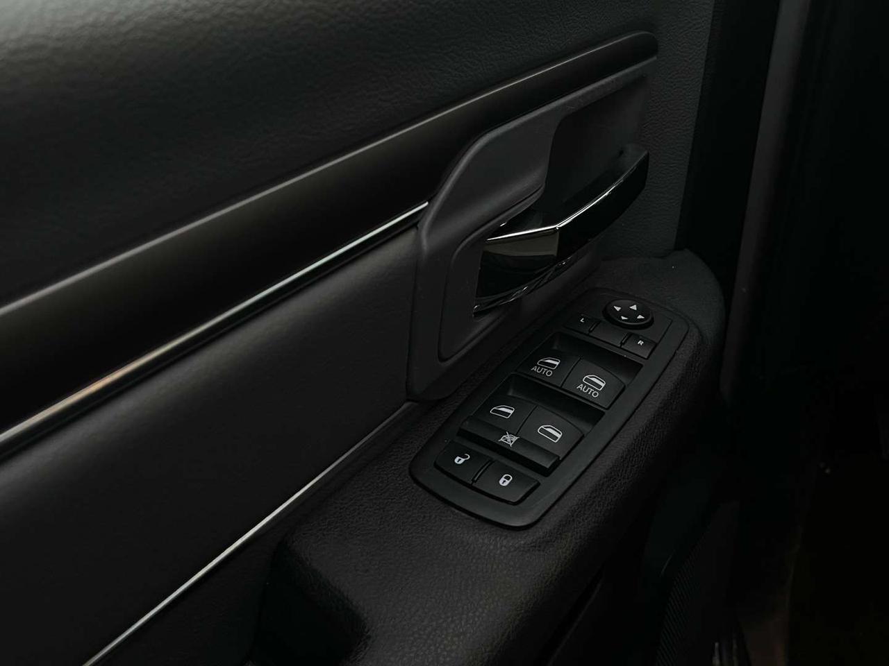 2022 RAM 1500 SLT CREW CAB HEMI 4X4   6PASS   Rev Cam Photo