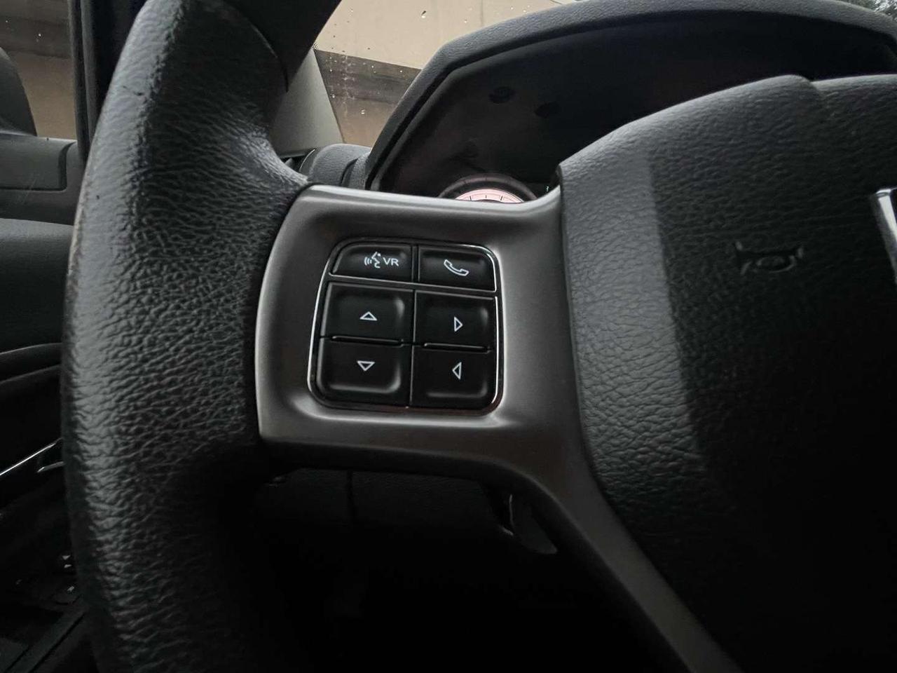 2022 RAM 1500 SLT CREW CAB HEMI 4X4   6PASS   Rev Cam Photo