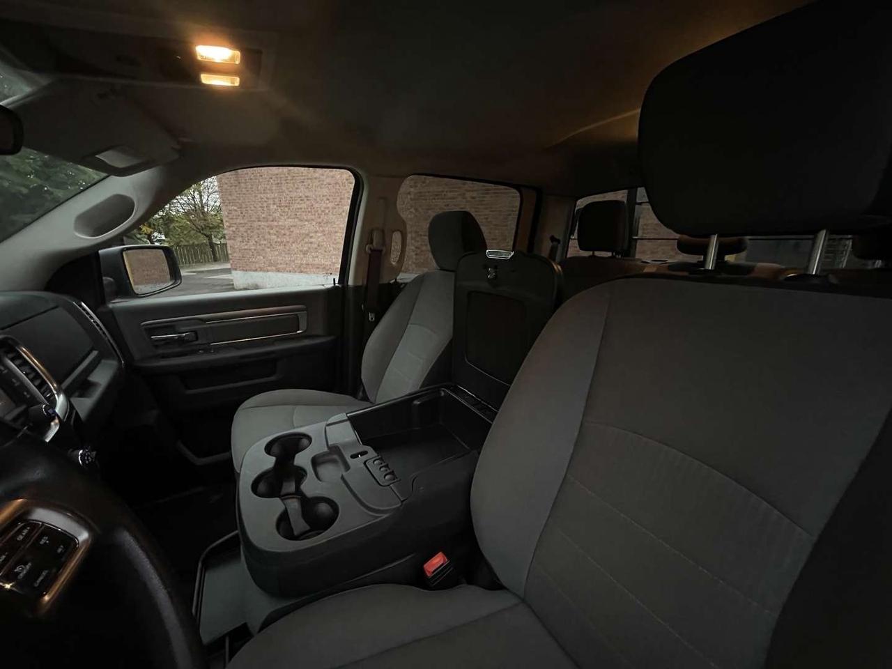 2022 RAM 1500 SLT CREW CAB HEMI 4X4   6PASS   Rev Cam Photo