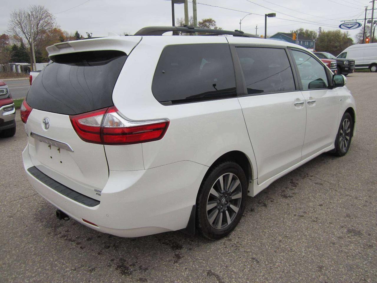 2018 Toyota Sienna XLE LIMITED AWD NO ACCIDENTS NO FEES! Photo