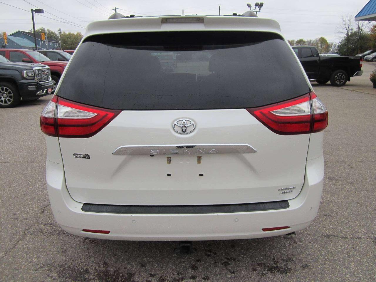 2018 Toyota Sienna XLE LIMITED AWD NO ACCIDENTS NO FEES! Photo