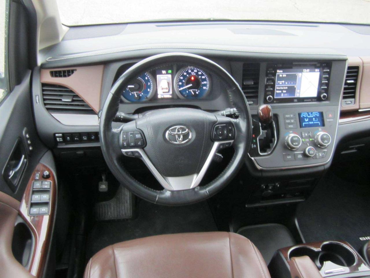 2018 Toyota Sienna XLE LIMITED AWD NO ACCIDENTS NO FEES! Photo