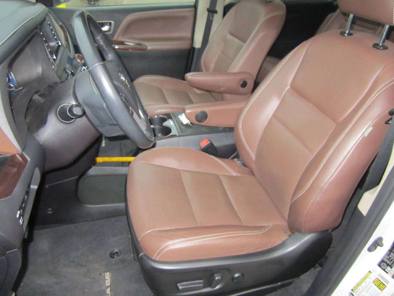2018 Toyota Sienna XLE LIMITED AWD NO ACCIDENTS NO FEES! Photo
