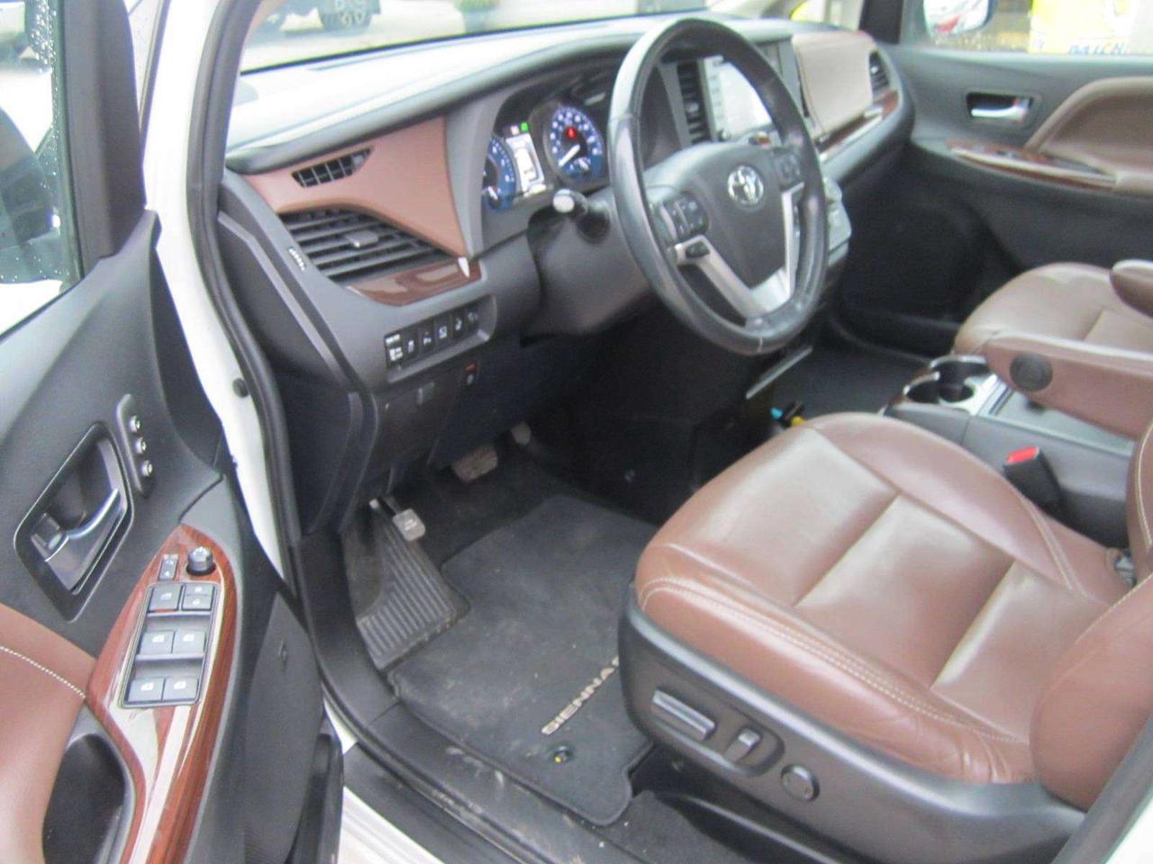 2018 Toyota Sienna XLE LIMITED AWD NO ACCIDENTS NO FEES! Photo