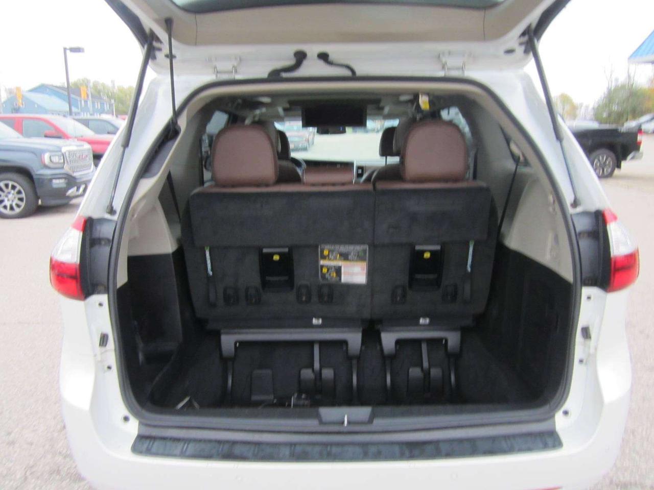 2018 Toyota Sienna XLE LIMITED AWD NO ACCIDENTS NO FEES! Photo