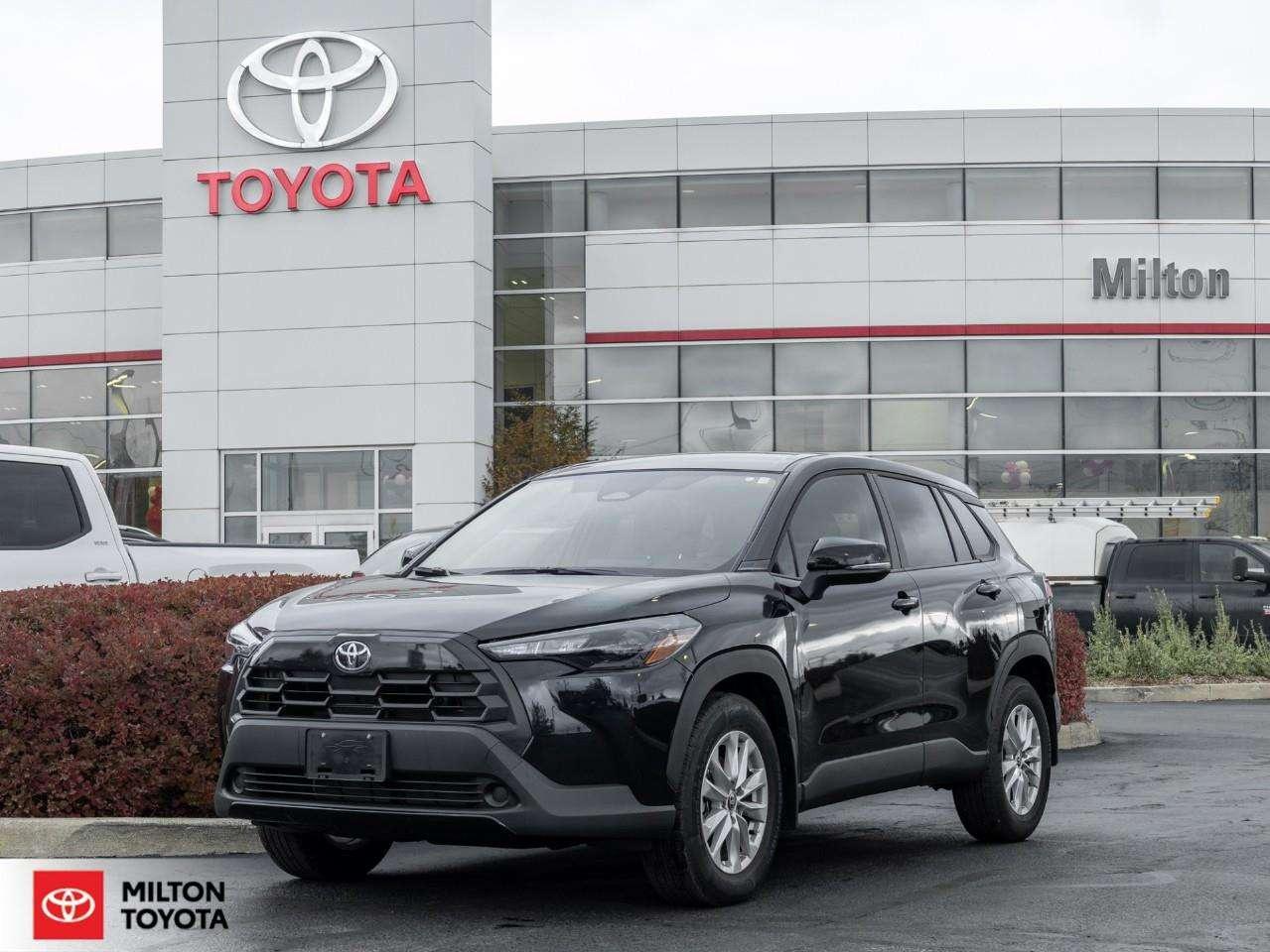 2026 Toyota Corolla Cross ALLOYS WIRELESS CARPLAY BLIND SPOT HEATED SEATS HEATED STEERING ONE OWNER LE Photo0