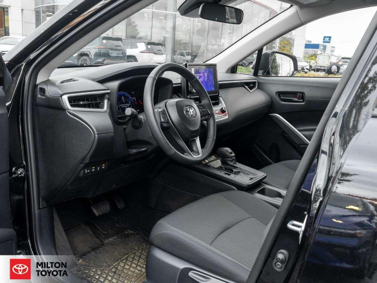 2026 Toyota Corolla Cross ALLOYS WIRELESS CARPLAY BLIND SPOT HEATED SEATS HEATED STEERING ONE OWNER LE Photo