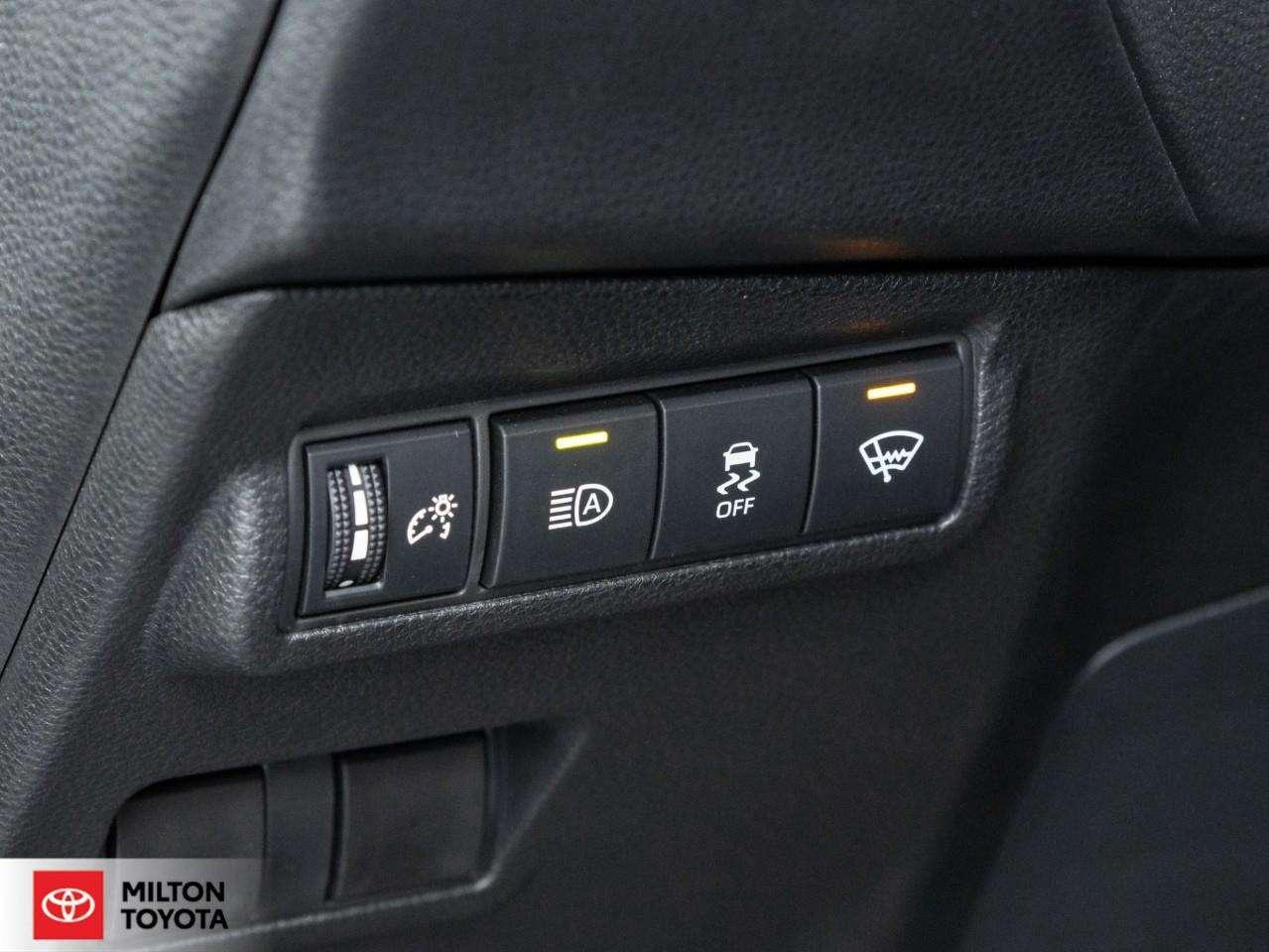 2026 Toyota Corolla Cross ALLOYS WIRELESS CARPLAY BLIND SPOT HEATED SEATS HEATED STEERING ONE OWNER LE Photo