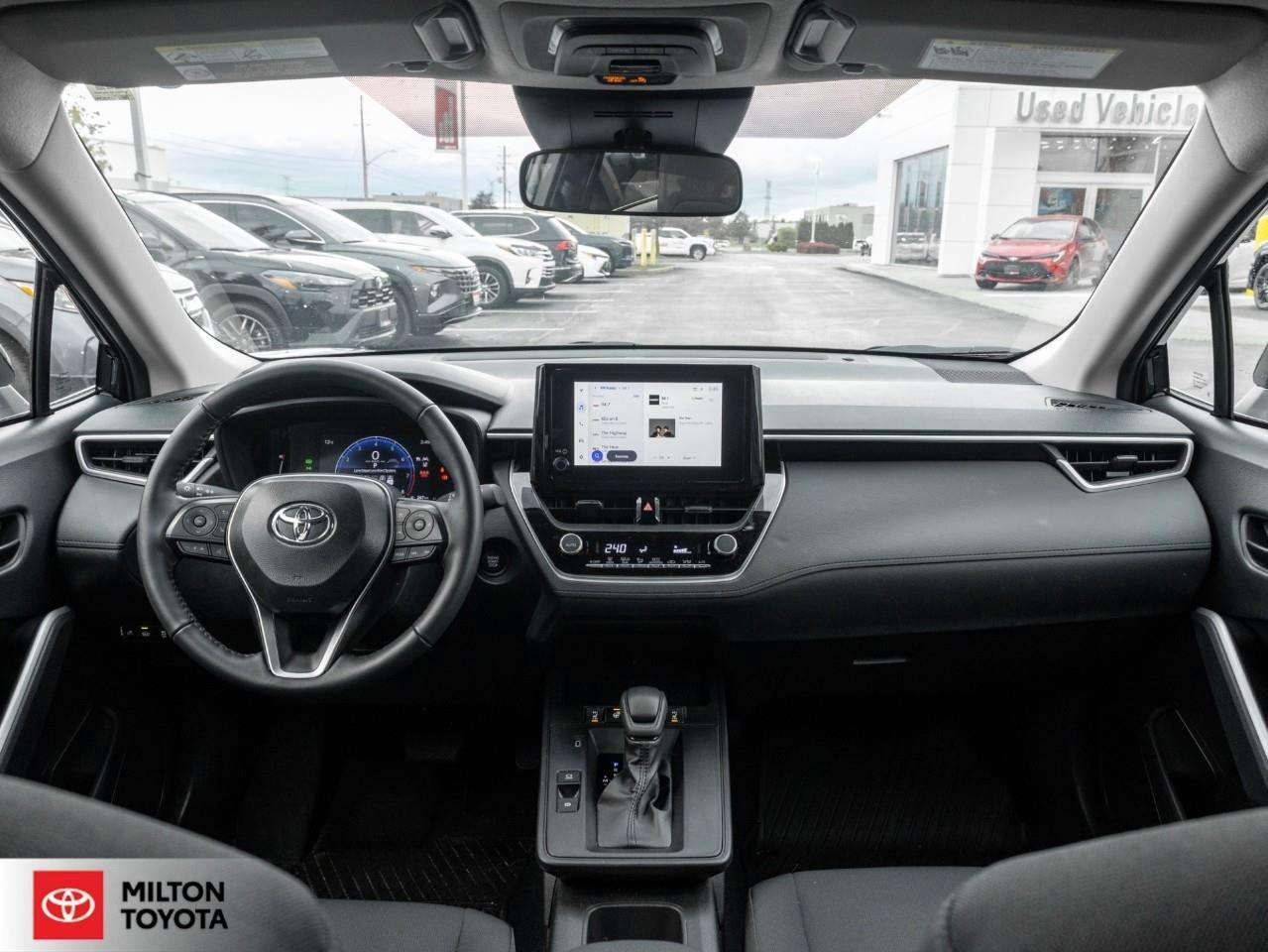 2026 Toyota Corolla Cross ALLOYS WIRELESS CARPLAY BLIND SPOT HEATED SEATS HEATED STEERING ONE OWNER LE Photo