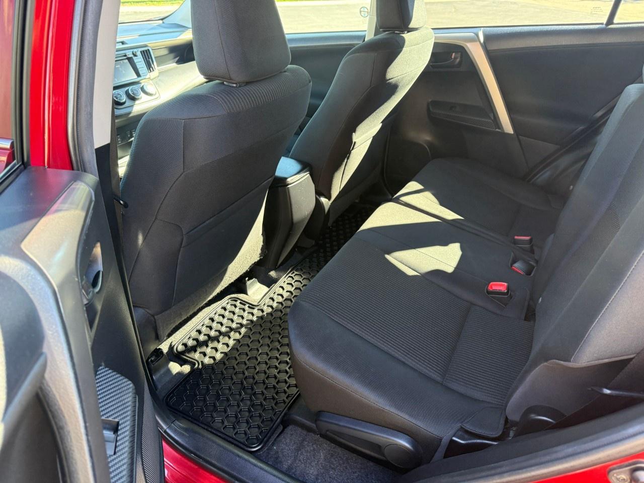 2015 Toyota RAV4 FWD 4dr LE Photo