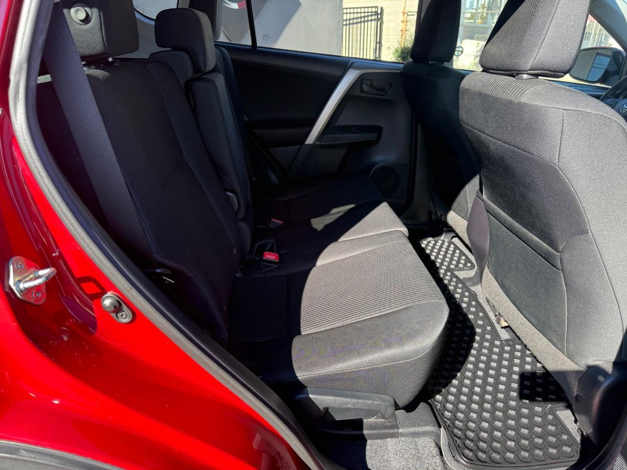 2015 Toyota RAV4 FWD 4dr LE Photo
