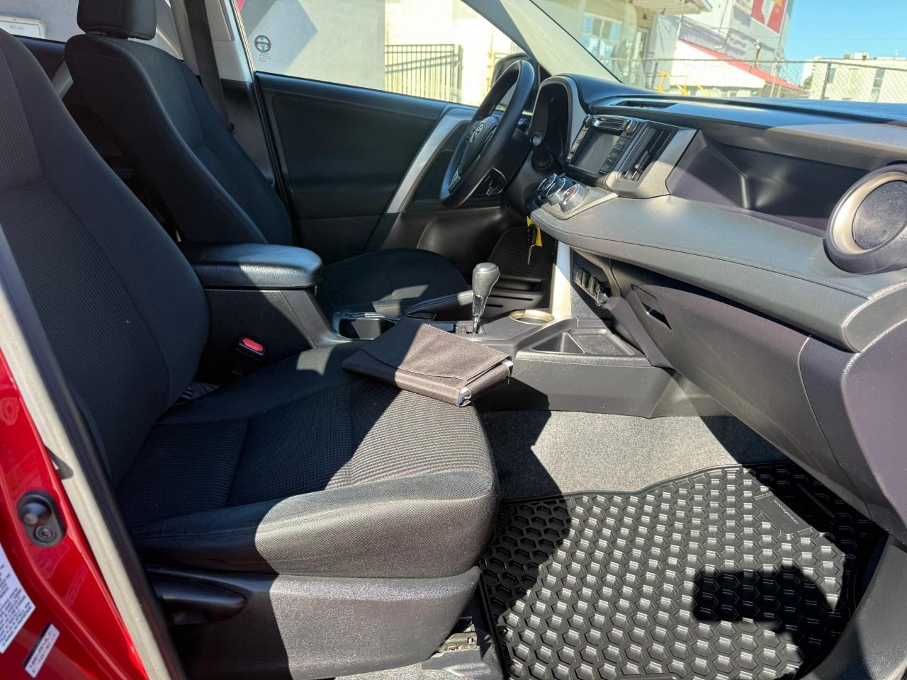 2015 Toyota RAV4 FWD 4dr LE Photo