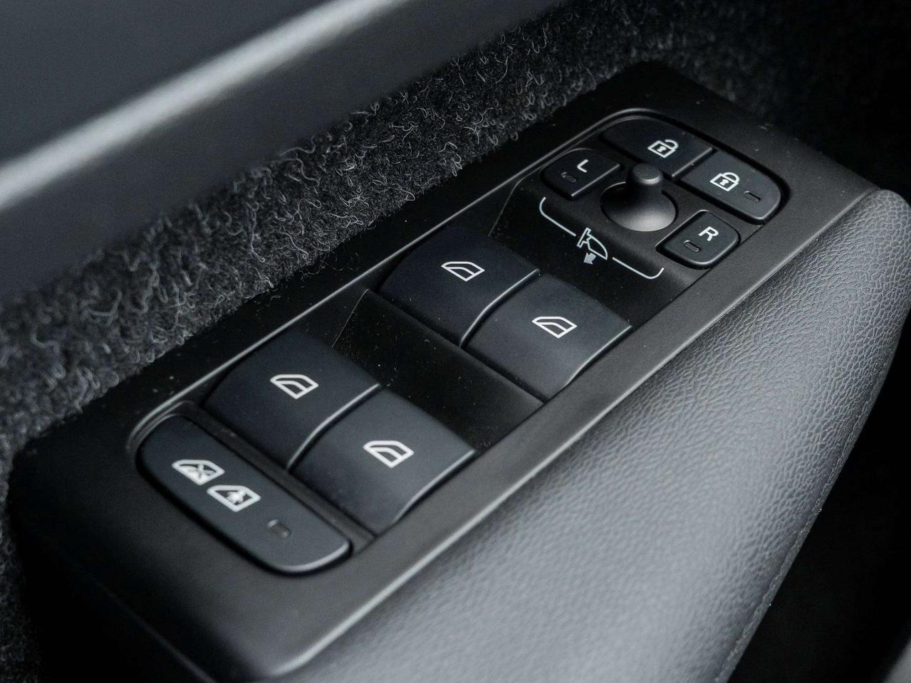 2021 Volvo XC40 Momentum^Harman Kardon^Volvo CPO Rate from 2.99%* Photo