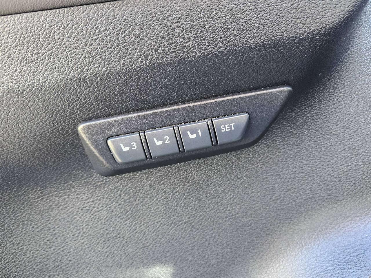 2016 Lexus NX AWD, Leather, Sunroof, Camera, Navi Photo