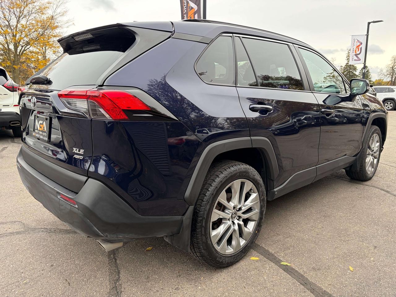 2023 Toyota RAV4 XLE AWD SofTex Leather Moonroof One Owner Clea Photo