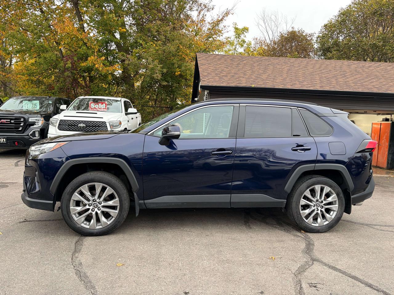 2023 Toyota RAV4 XLE AWD SofTex Leather Moonroof One Owner Clea Photo