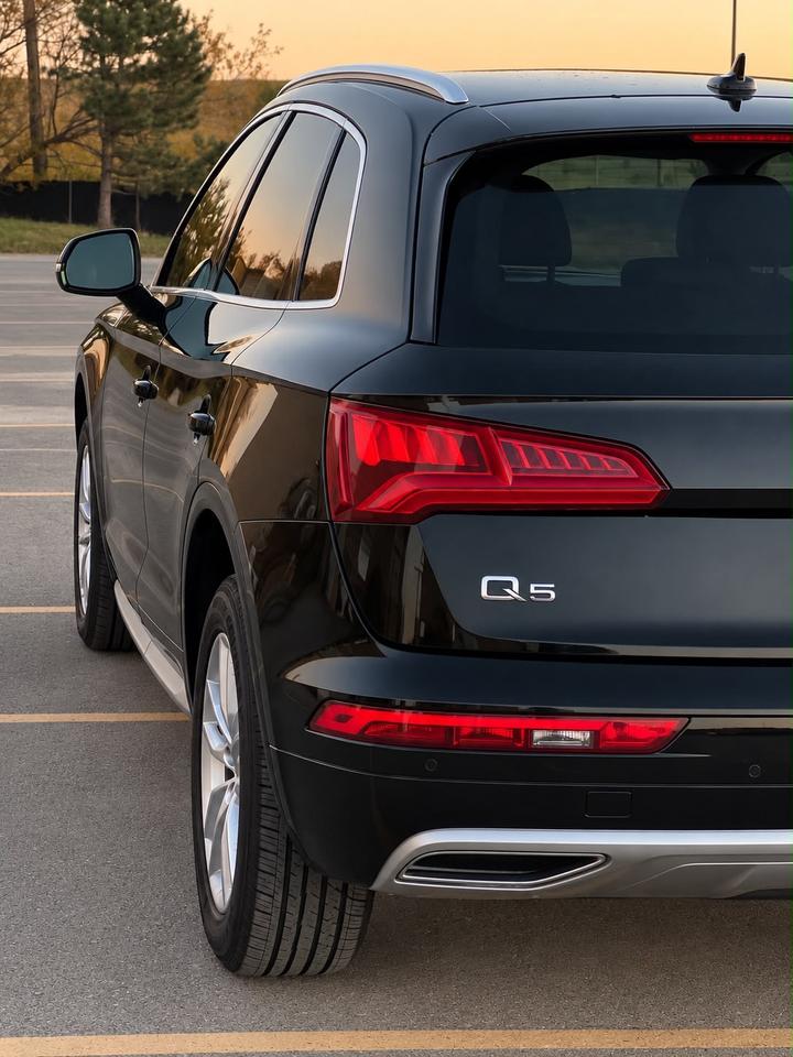 2020 Audi Q5 45 Komfort TFSI Quattro Photo