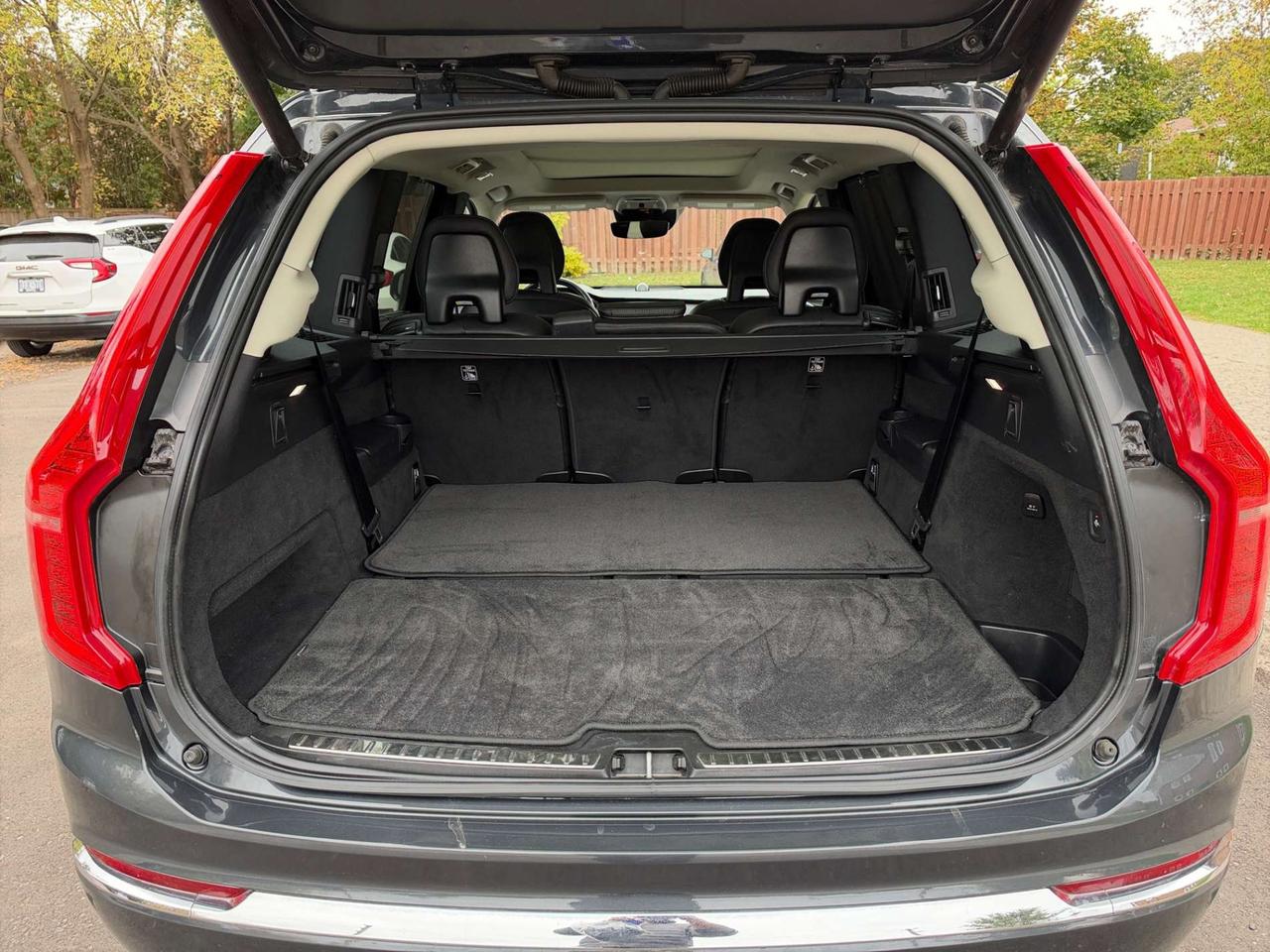 2022 Volvo XC90 T6 AWD Inscription 7-Seater * BOWERS & WILKINS / DRIVER ASSIST / LOW KM Photo