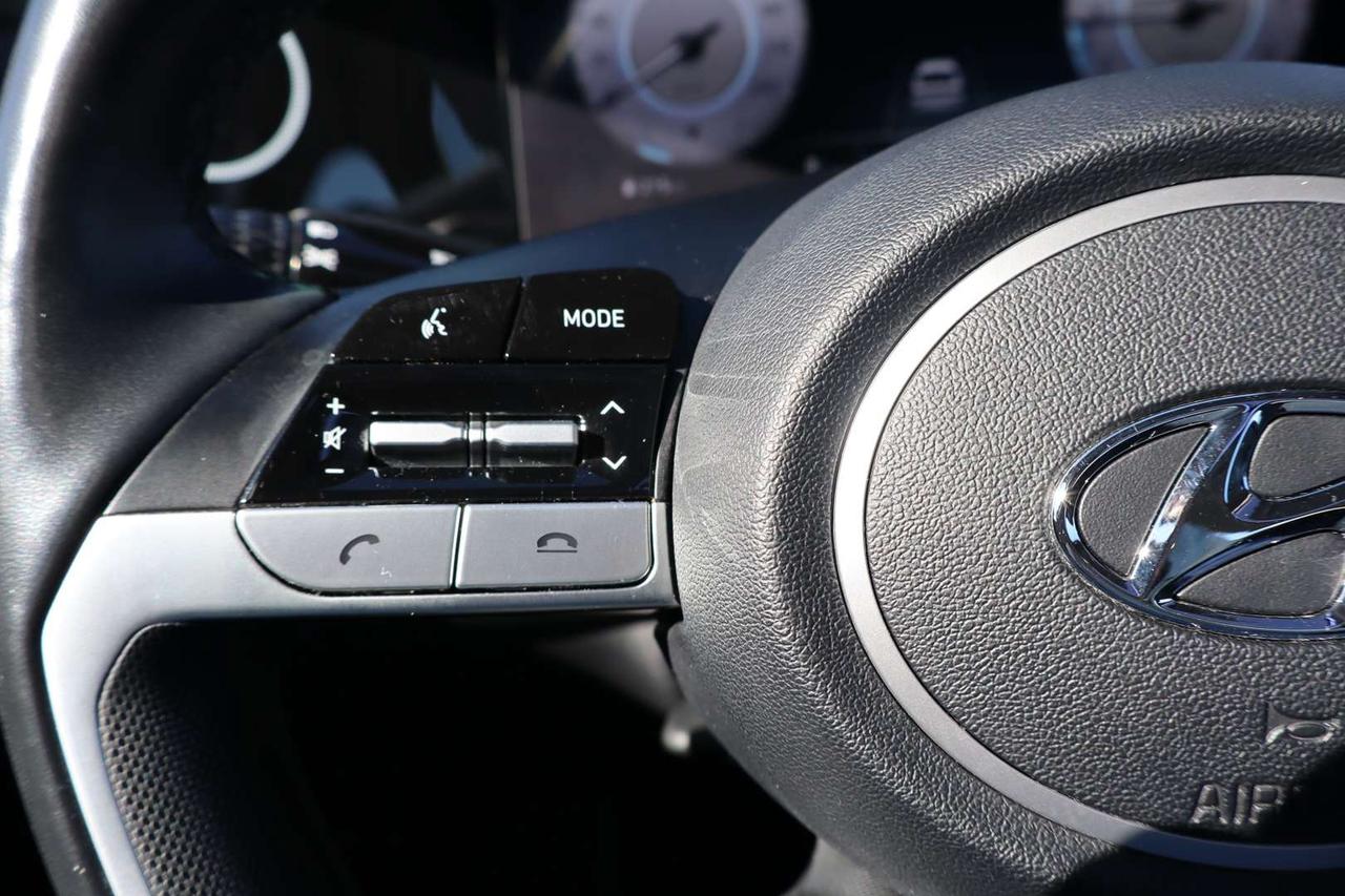 2023 Hyundai Elantra Luxury   No Accident   Leather   Sunroof   Navi Photo