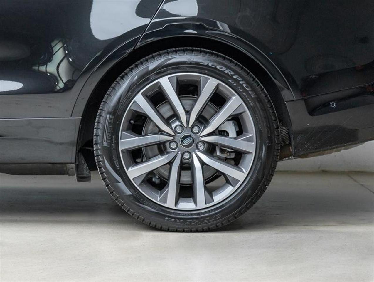 2024 Land Rover Discovery  Photo