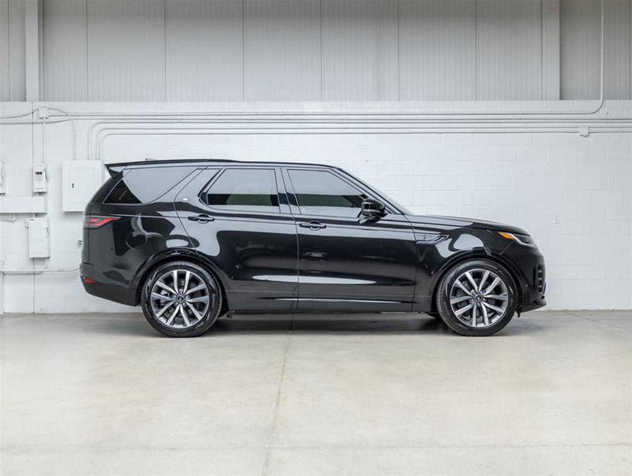2024 Land Rover Discovery  Photo