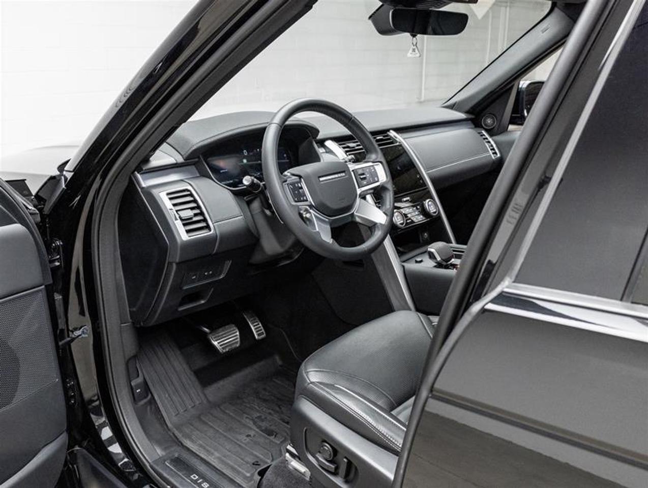 2024 Land Rover Discovery  Photo