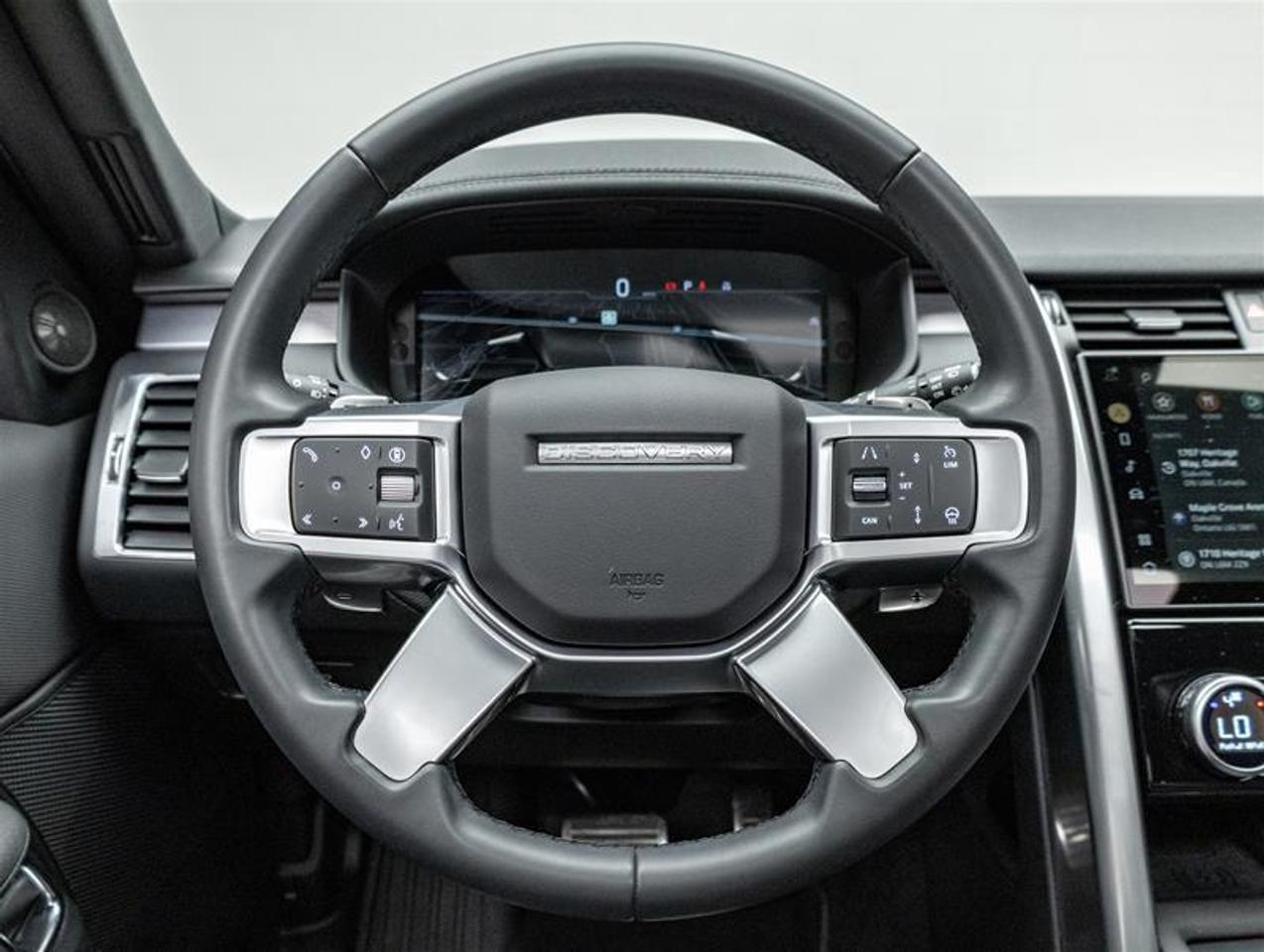 2024 Land Rover Discovery  Photo
