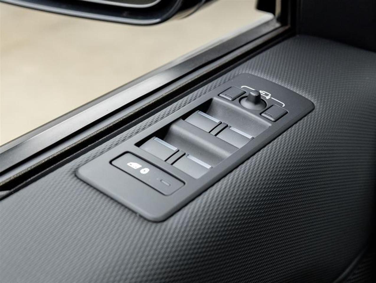 2024 Land Rover Discovery  Photo