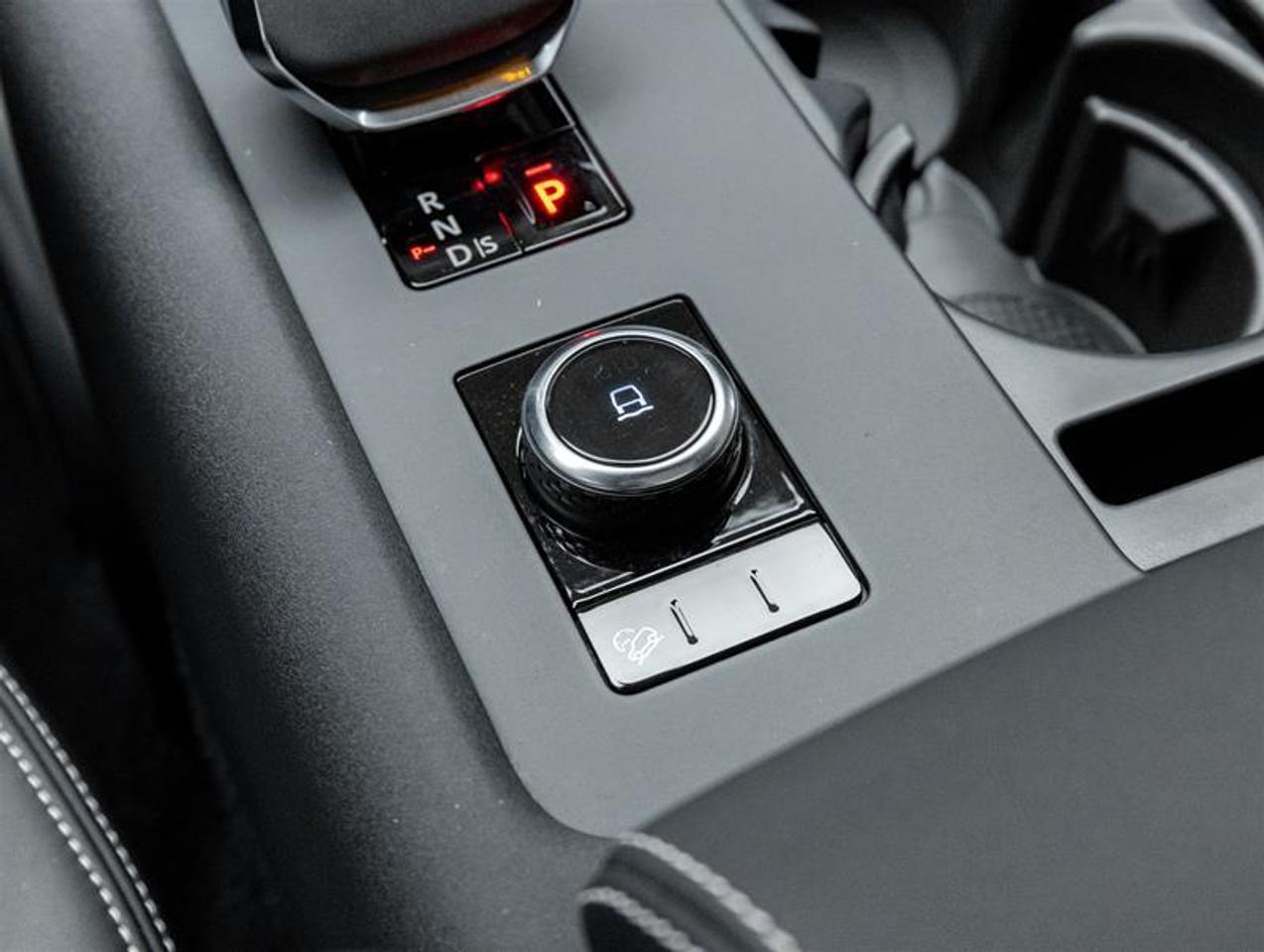2024 Land Rover Discovery  Photo