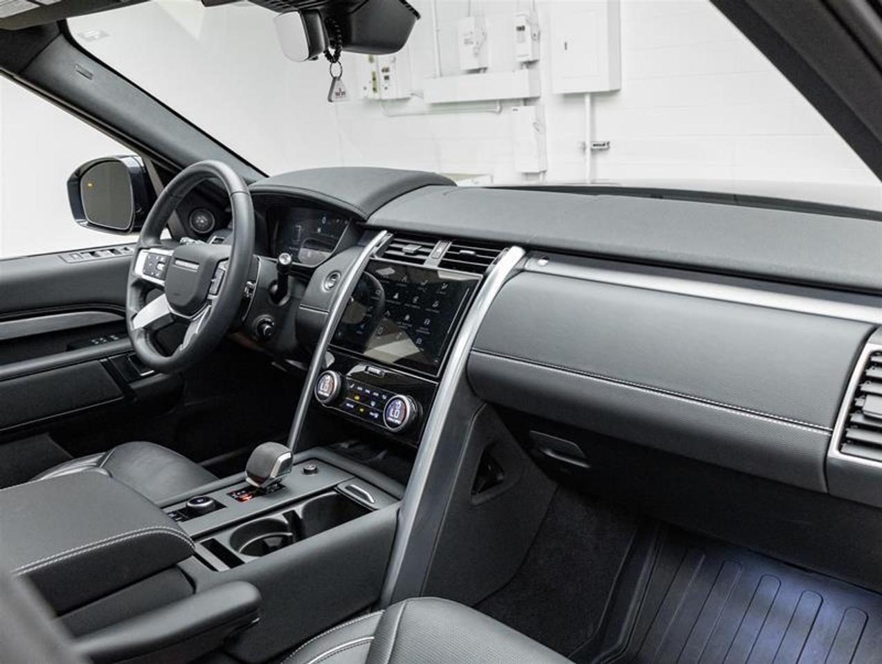 2024 Land Rover Discovery  Photo