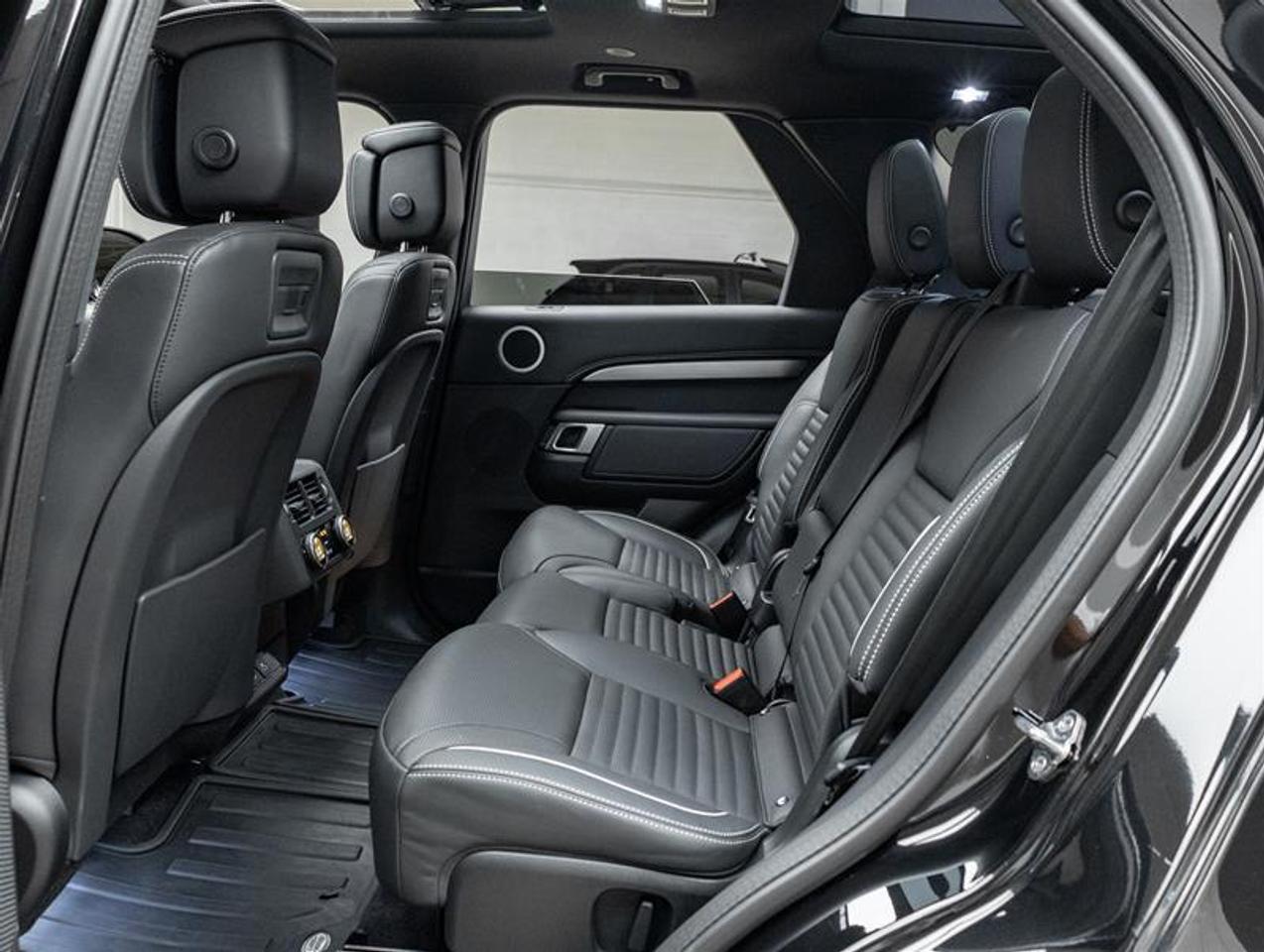 2024 Land Rover Discovery  Photo