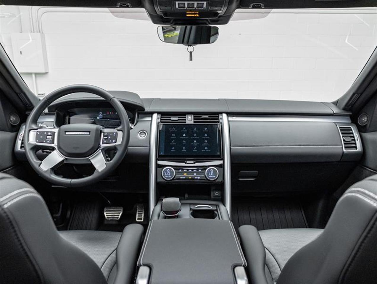 2024 Land Rover Discovery  Photo