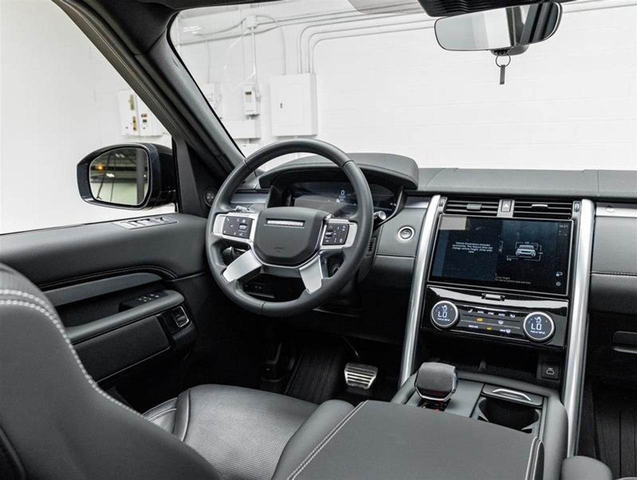 2024 Land Rover Discovery  Photo