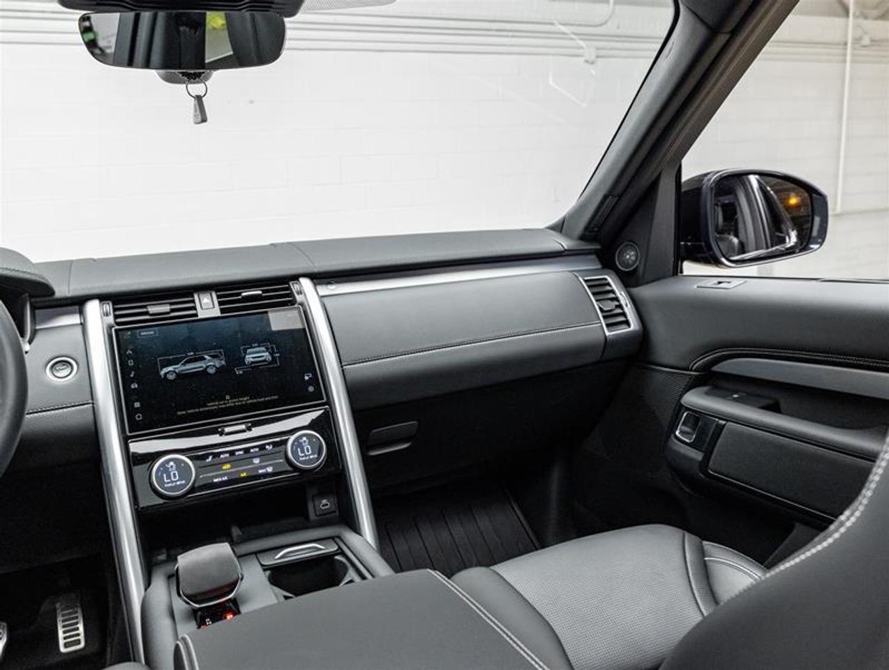 2024 Land Rover Discovery  Photo