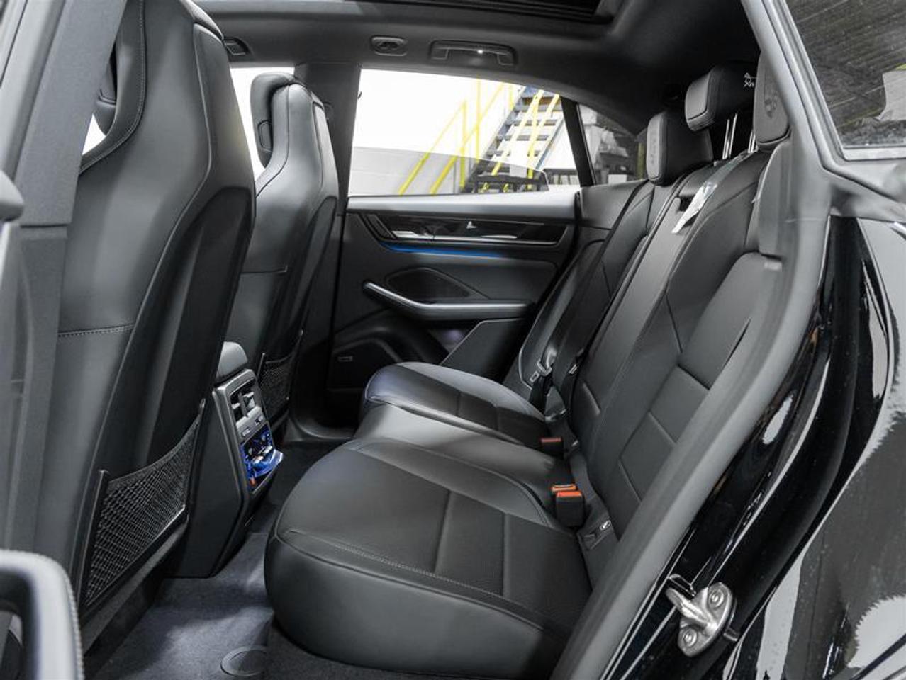 2025 Porsche Macan  Photo
