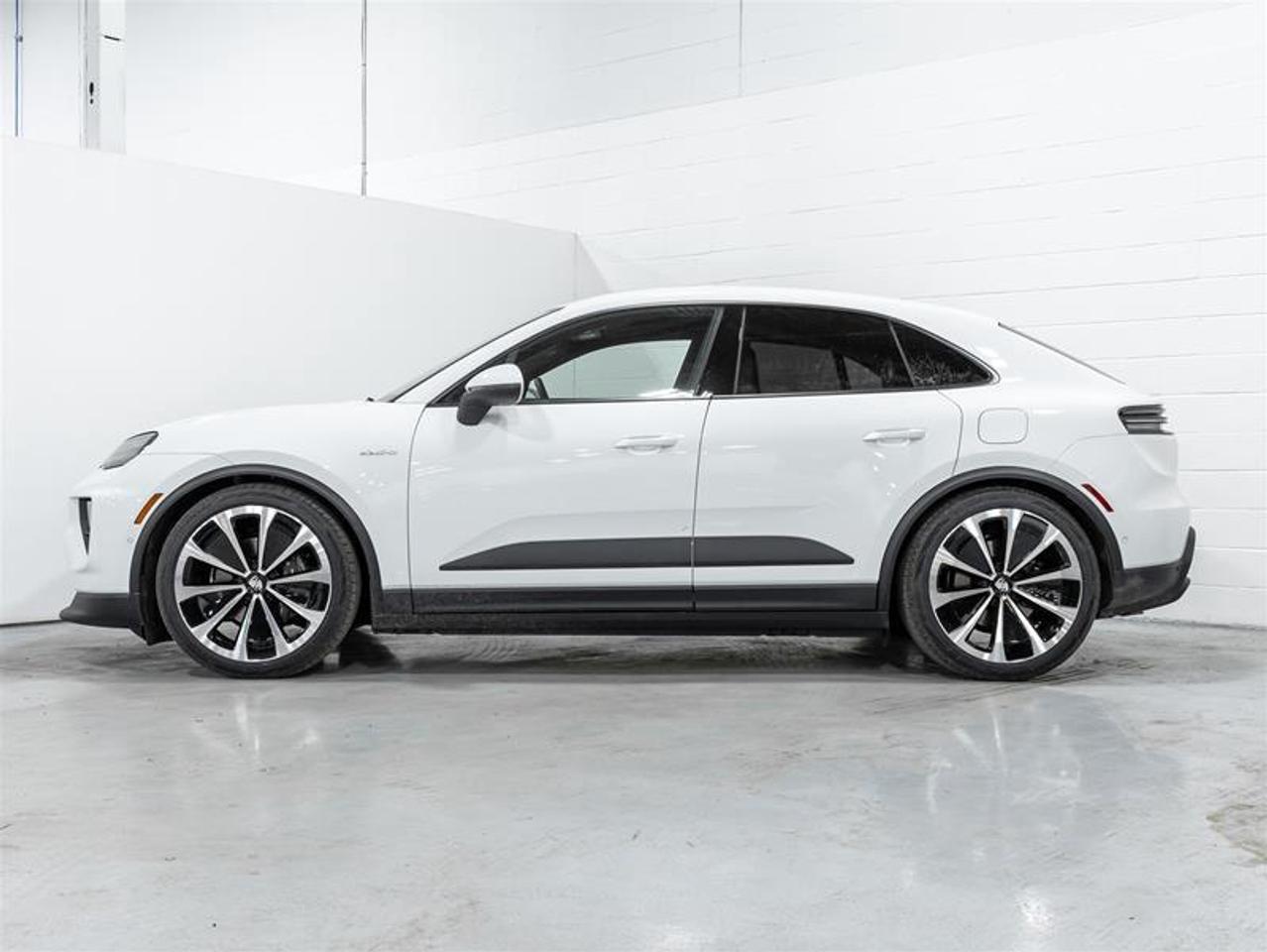 2025 Porsche Macan  Photo1